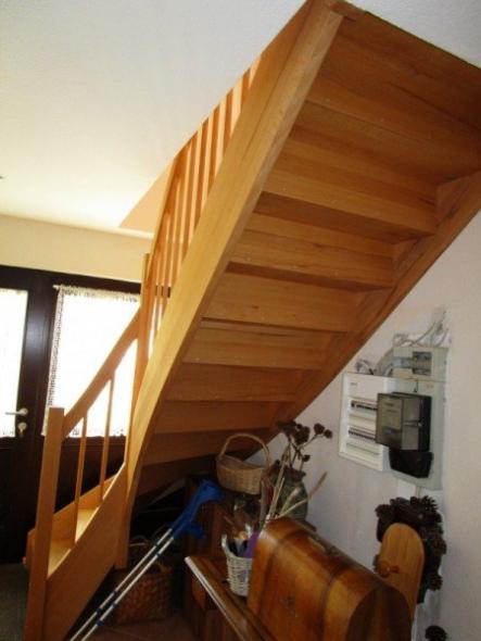 Holztreppe gewendelt Ansicht unterhalb der Treppe 