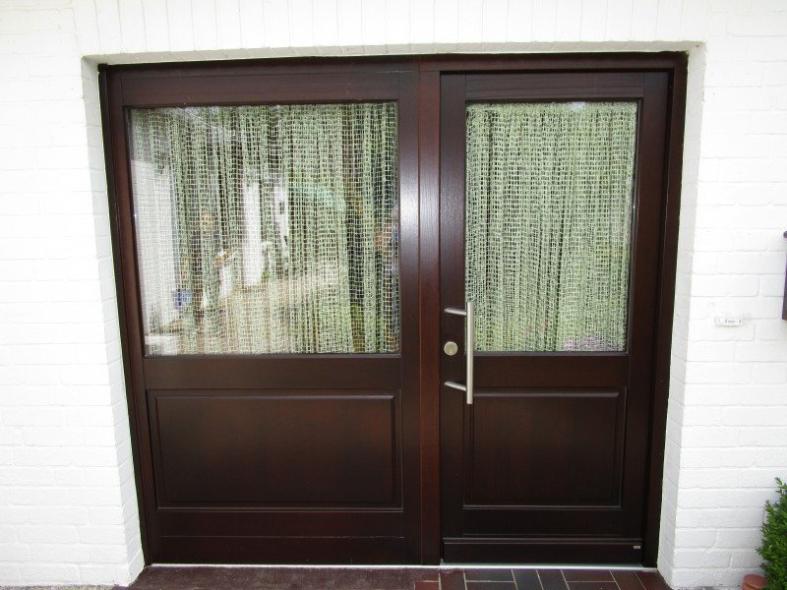Haustür braun mit Lichtausschnitt mit Vorhang und breites Seitenteil mit Lichtausschnitt und Vorhang