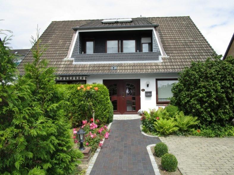 Hausansicht doppelflügelige Haustür in braun mit Lichtausschnitten 