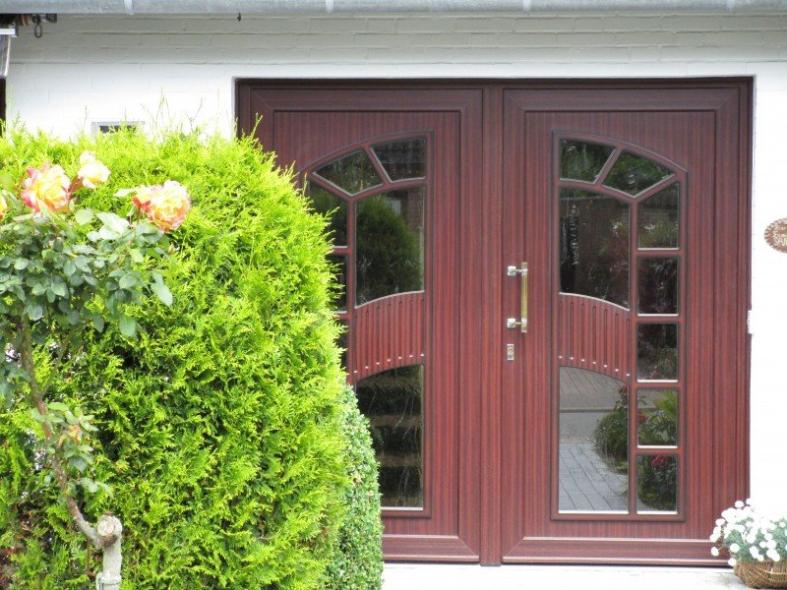 Doppelflügelige Haustür in braun mit Lichtausschnitten