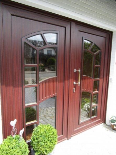 Nahansicht doppelflügelige Haustür in braun mit Lichtausschnitten