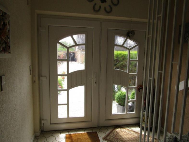 Innenansicht doppelflügelige Haustür in braun mit Lichtausschnitten