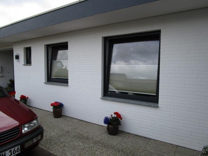 Nahaufnahme Hausansicht Fenster in anthrazit 