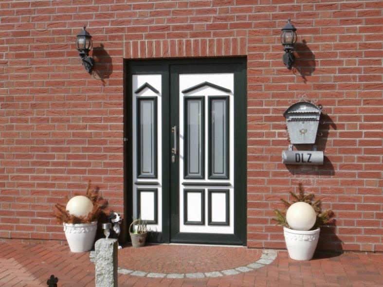 Haustür grün mit weißen Elementen und Seitenteil 