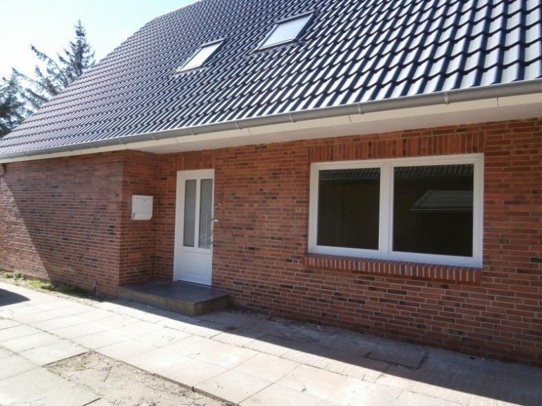 Hausansicht Haustür in weiß mit zwei Ausschnitten und Lichtausschnitten aus Milchglas