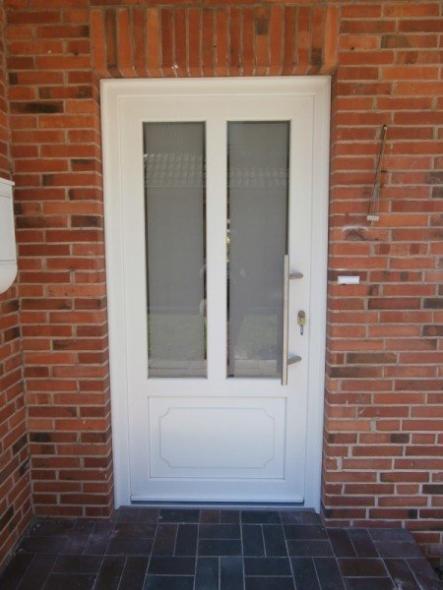 Haustür weiß mit Ausschnitten und zwei Milchglas-Lichtausschnitten