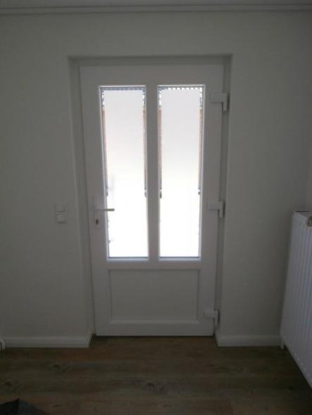 Innenansicht Haustür weiß mit Ausschnitten und zwei Milchglas-Lichtausschnitten