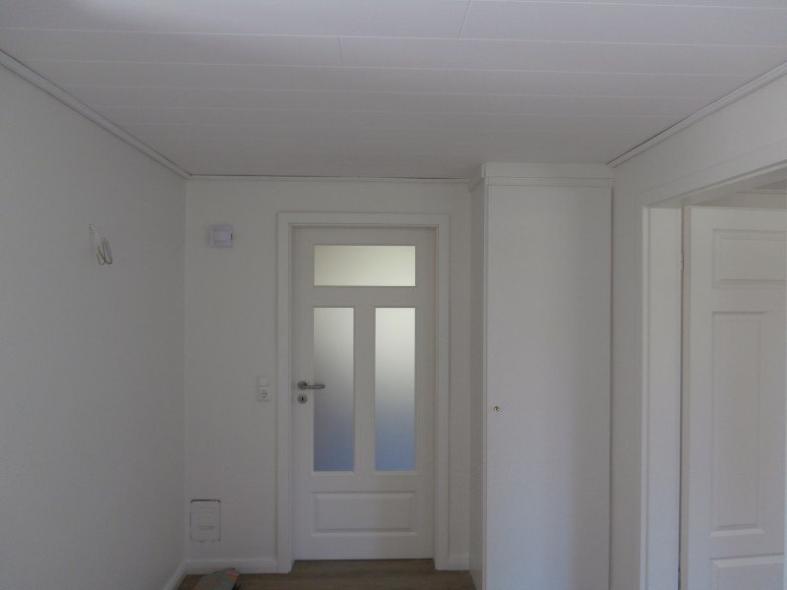 Innentür in weiß mit Ausschnitt und drei Lichtausschnitten aus Milchglas