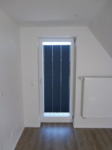 Balkontür mit abdunkelndem Plissee