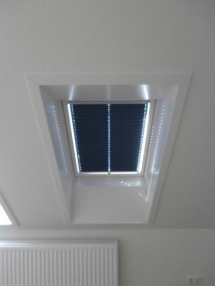 Dachfenster mit abdunkelnden Plissee mit blauem Stoff