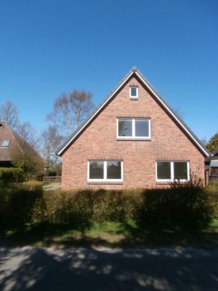 Hausansicht Einfamilienhaus mit vier Fenstern in weiß