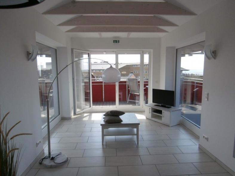 Innenansicht Apartment mit weißen Terrassentüren und Fenstern 