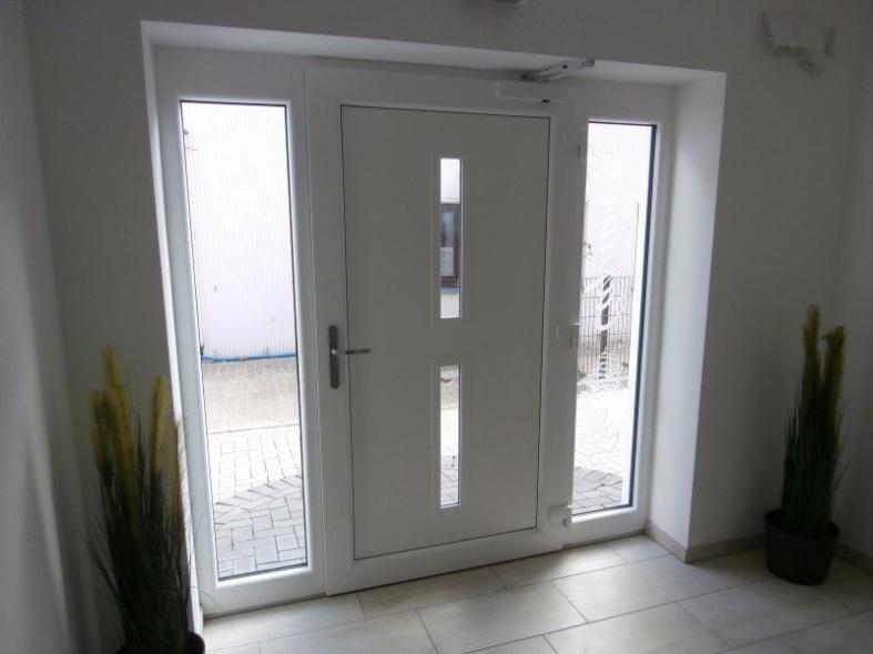 Innenansicht Haustür blau zu Apartment