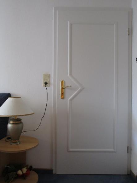 Innentür mit goldenem Türgriff 