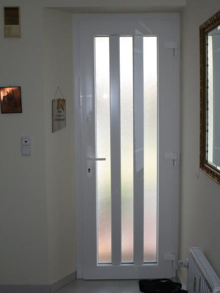 Innenansicht Haustür weiß mit drei vertikalen Lichtausschnitten schmal