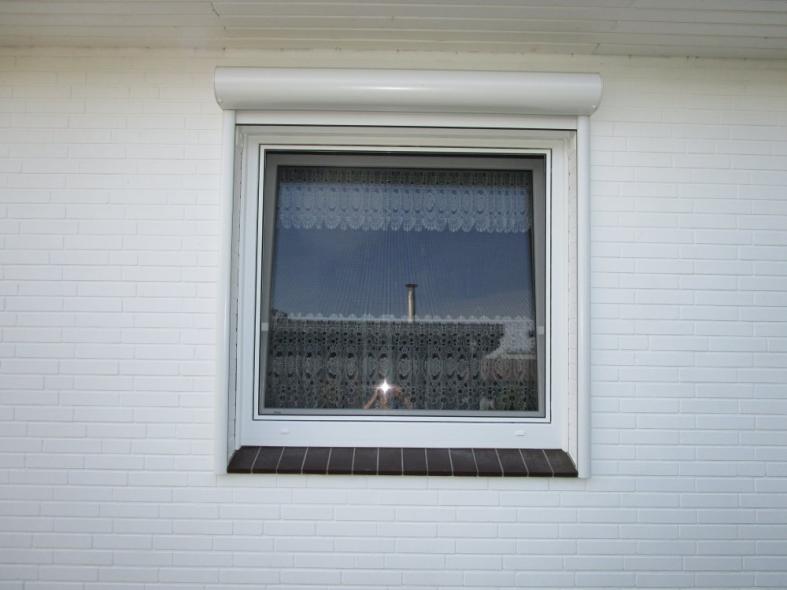 Außenansicht Fenster in weiß gekippt 