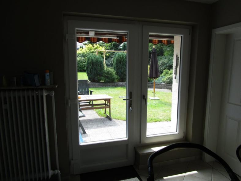 Innenansicht Nebeneingangstür mit Lichtausschnitt und Seitenteil mit Lichtausschnitt zum Öffnen