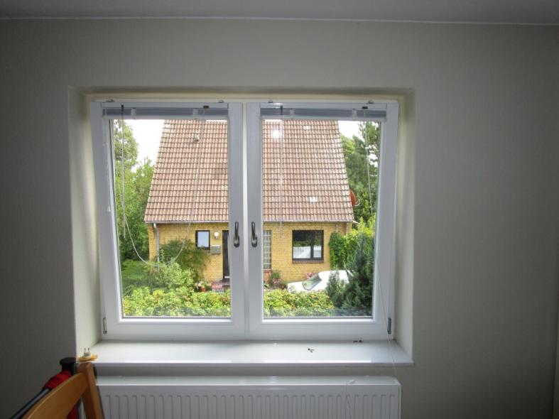 Innenansicht zweier Fenster in weiß gekippt