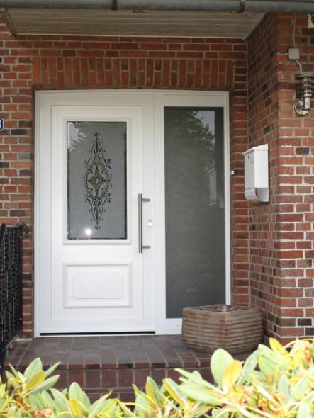 Haustür weiß mit Milchglas-Ausschnitt mit Verzierung und Seitenteil aus Milchglas