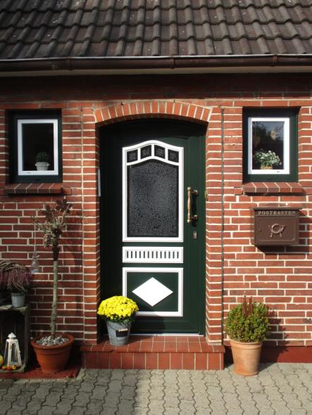 Haustür grün mit Lichtausschnitt und weißen Elementen