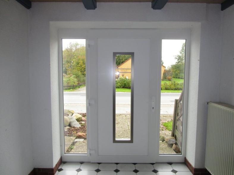 Innenansicht Haustür weiß mit Lichtausschnitt und zwei Glas-Seitenteilen