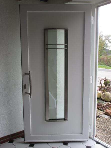 Haustür weiß mit Lichtausschnitt und zwei Glas-Seitenteilen geöffnet