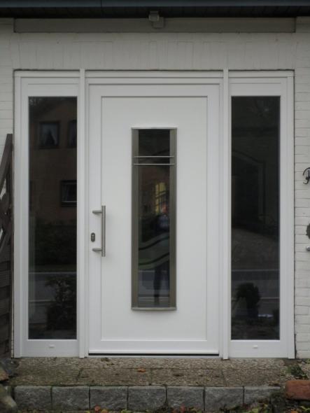 Haustür weiß mit Lichtausschnitt und zwei Glas-Seitenteilen