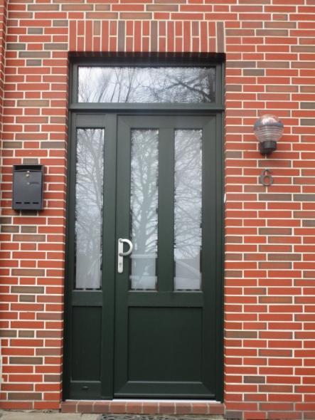 Haustür schwarz mit zwei Milchglas-Lichtausschnitten und Seitenteil mit Lichtausschnitt