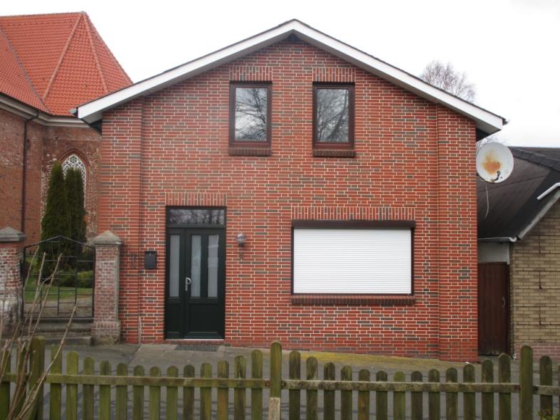 Hausansicht Haustür schwarz mit zwei Milchglas-Lichtausschnitten und Seitenteil mit Lichtausschnitt