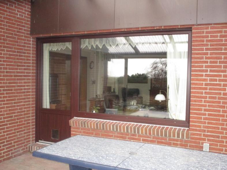 Terrassentür braun mit Katzenklappe und Seitenteil