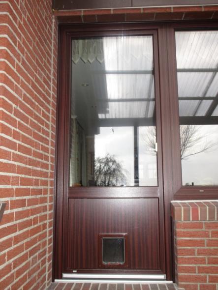 Terrassentür braun mit Katzenklappe und Seitenteil