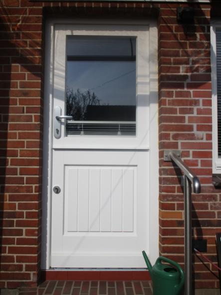 Zweiteilige Nebentür mit großem Lichtausschnitt