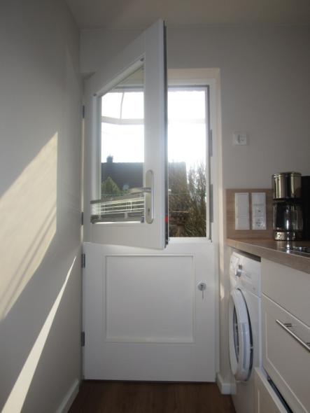 Zweiteilige Nebentür mit großem Lichtausschnitt