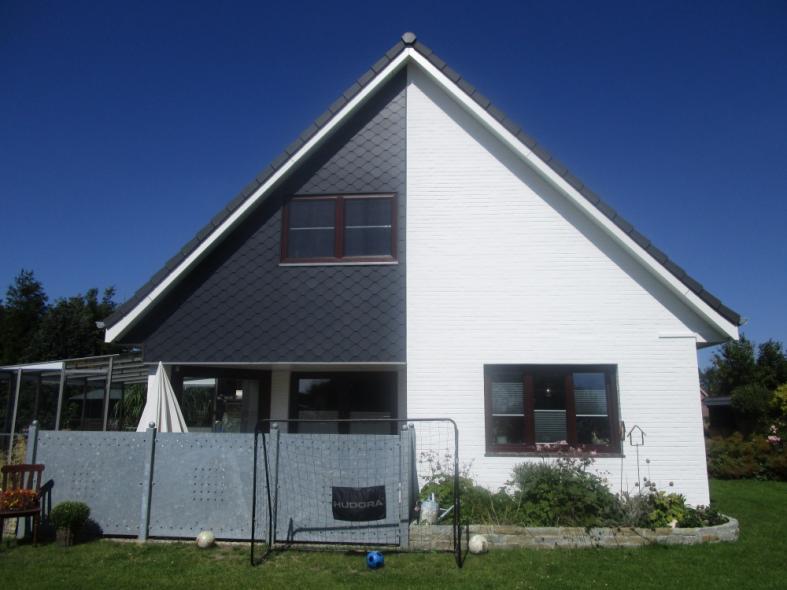 Fenster in anthrazit und braun bei zweifarbigem Haus