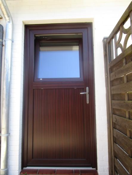 Nebeneingangstür mit gangbaren Flügel außen