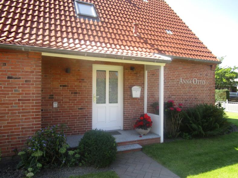 Haustür weiß mit zwei Lichtausschnitten und Vordach