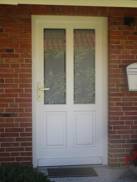 Haustür weiß mit zwei Lichtausschnitten und Vordach